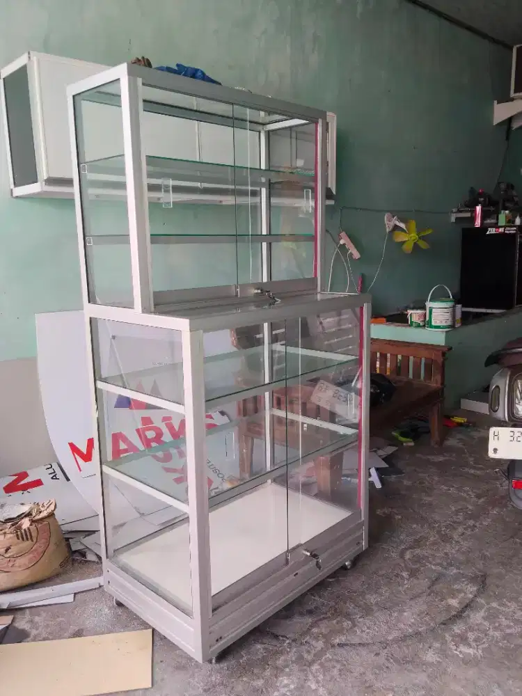 Etalase Kaca Aluminium