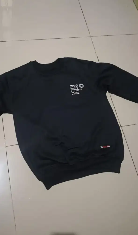 crewneak hitam elegan