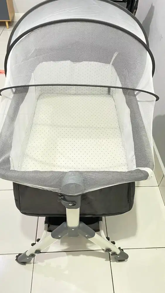 Tempat tidur bayi second