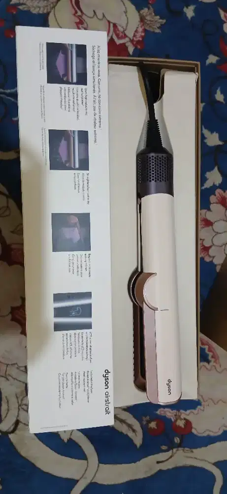 Dyson Airstrait melurukan rambut dari basah ke kering / catokan