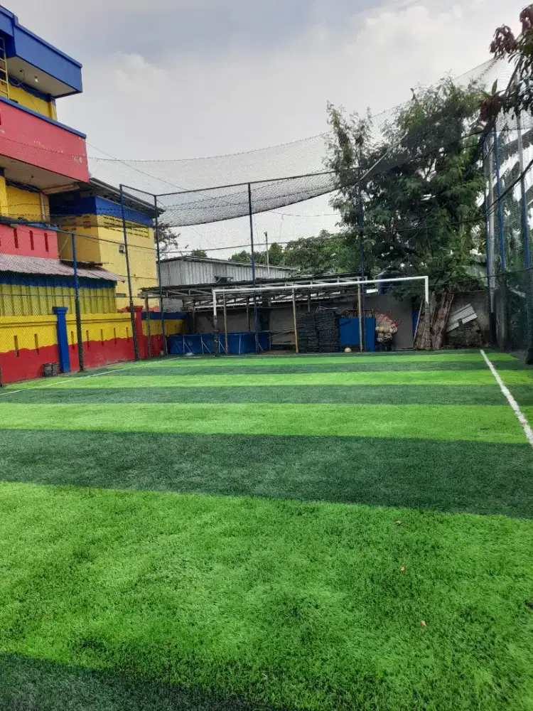 SEDIA BERBAGAI RUMPUT SINTETIS FULL GREEN UNTUK TAMAN BERMAIN OLAHRAGA