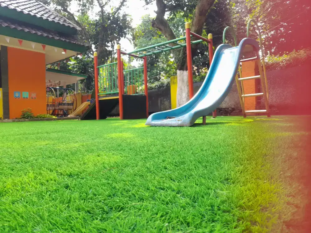 RUMPUT SINTETIS UNTUK TAMAN KANAK KANAK TUK BERMAIN DI SEKOLAH