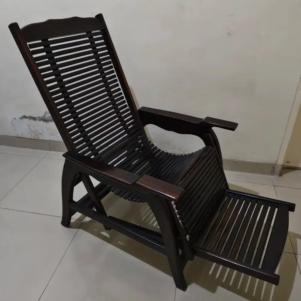 Bangku kayu santai bisa untuk duduk dan tiduran