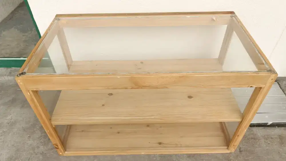 Etalase Kaca Frame Kayu