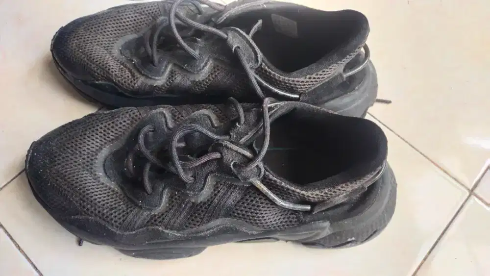Sepatu adidas ozweego