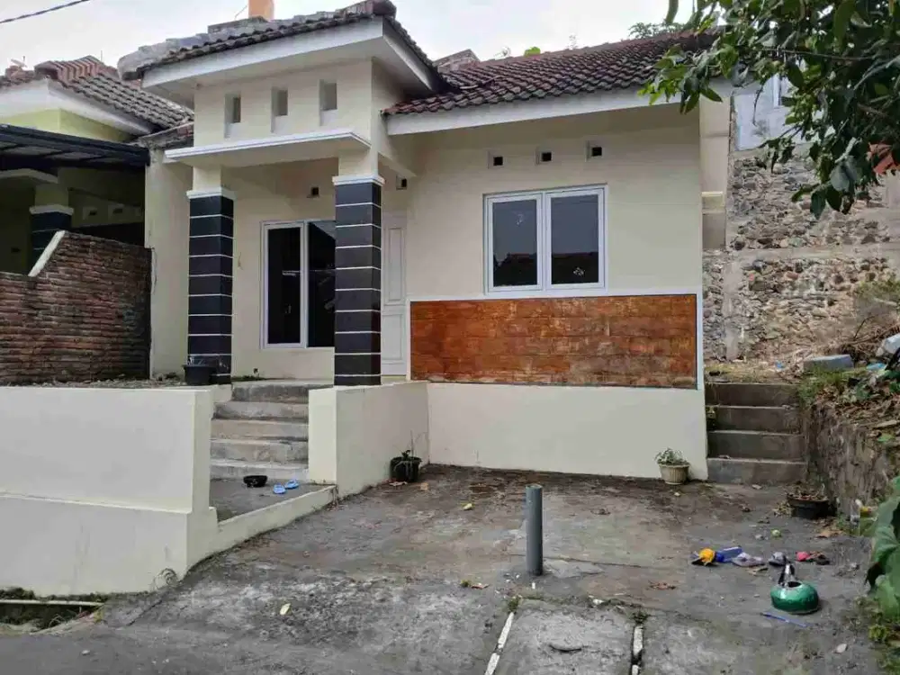 Rumah siap huni tanah luas type 36/105 di Banyumanik