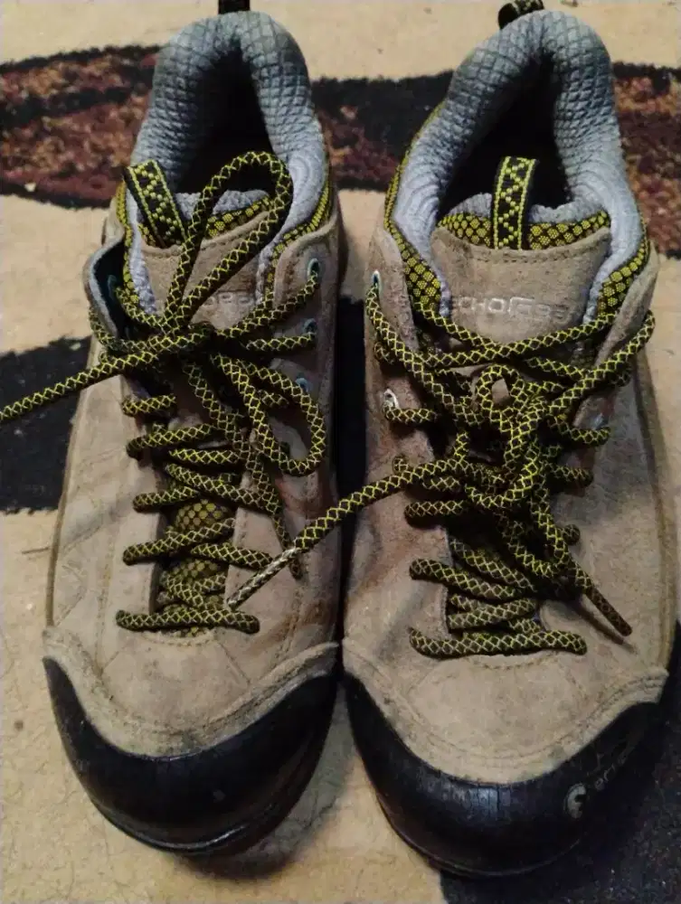Sepatu outdoor kondisi baik