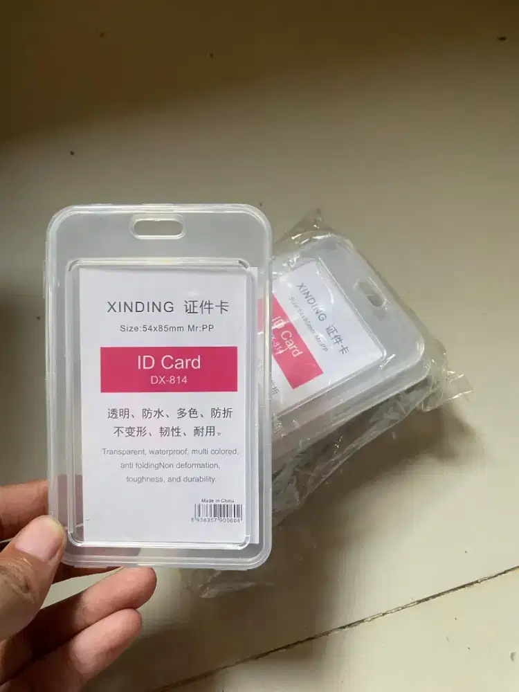 Tempat ID Card ada 8 pcs