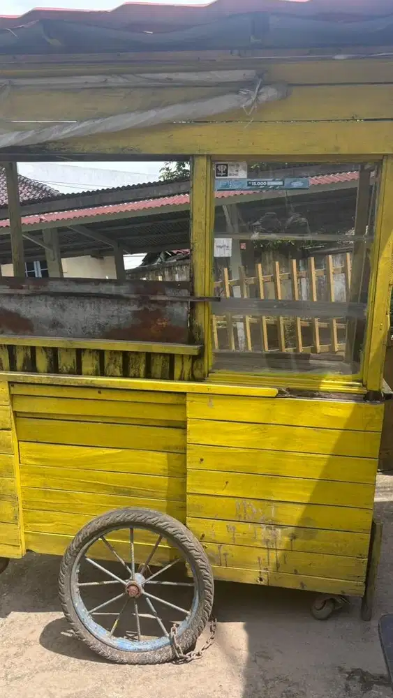 Gerobak jualan berwarna kuning