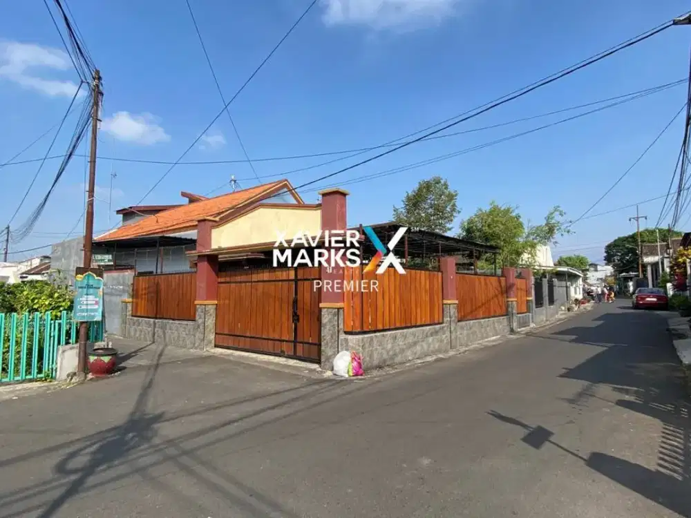DIJUAL Cepat Rumah Hook Terawat Dg Area Carport Luas Siap Huni Akses Jalan Lebar Lokasi Tengah Kota Dekat Rssa dan Minimarket di JL Letjen Sutoyo