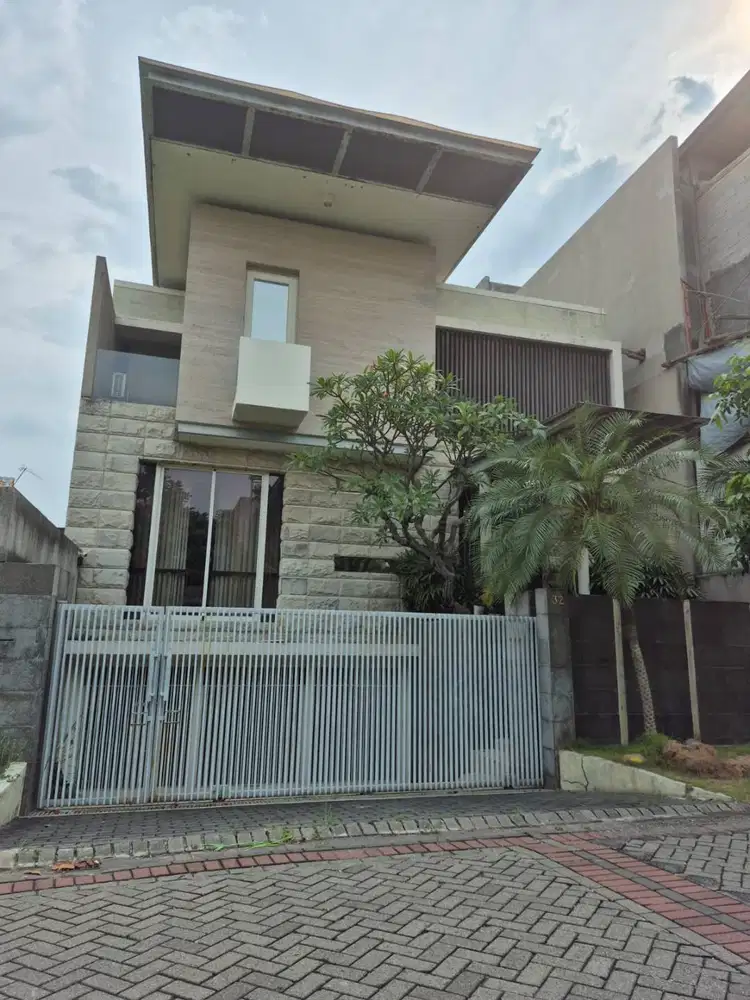 JUAL/SEWA RUMAH TROPICAL MODERN GRAHA FAMILI 3 LANTAI