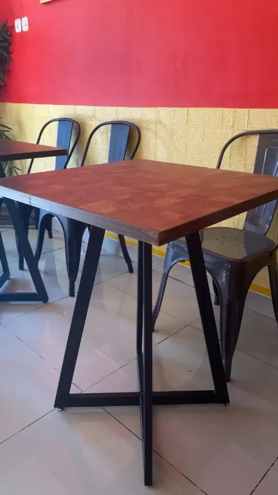 Meja Cafe merk Informa kondisi masih sangat bagus, siap digunakan