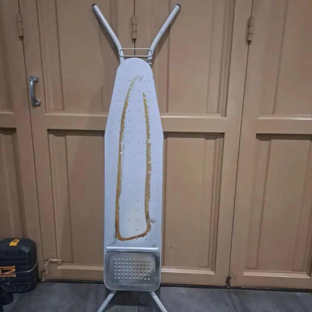 Meja setrika lipat besi