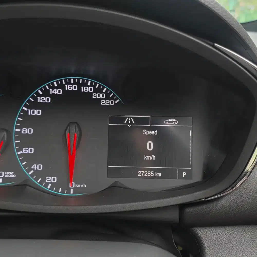 KM 27 RB Masih Plastikan Kaya Baru. Chevrolet TRAX 1.4 TURBO LTZ Hitam