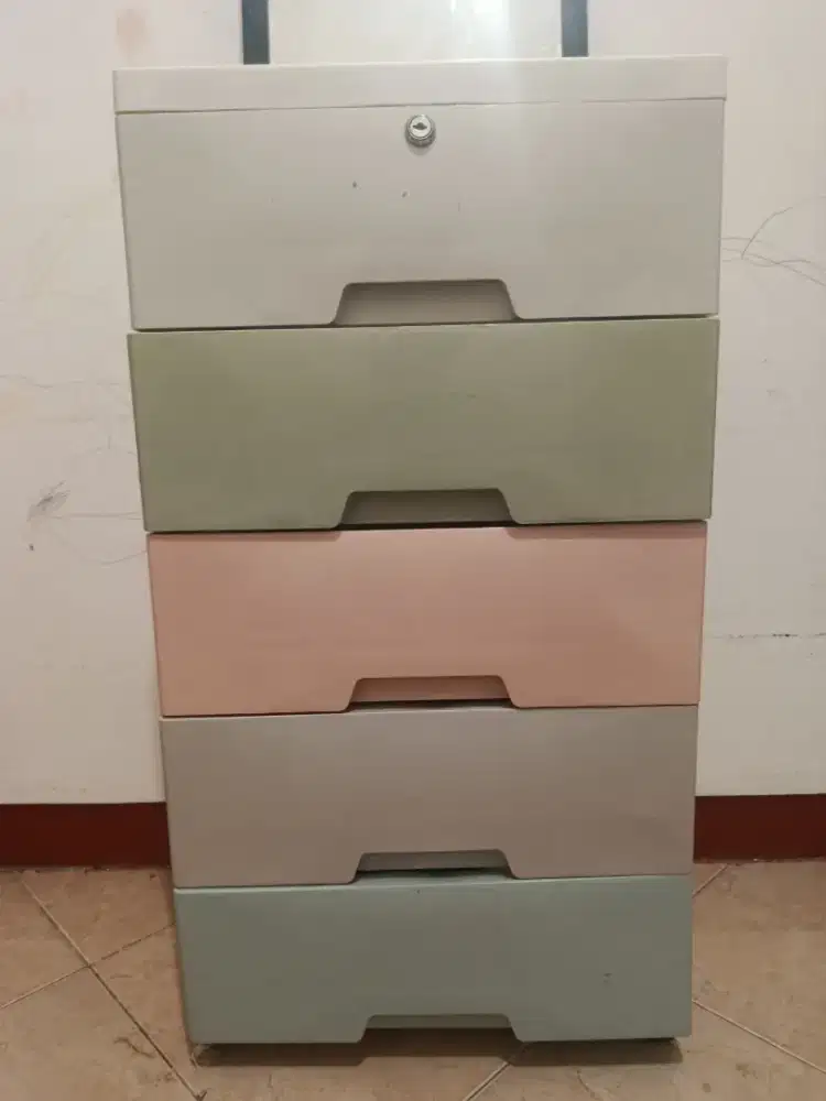 Rak/lemari baju plastik anak