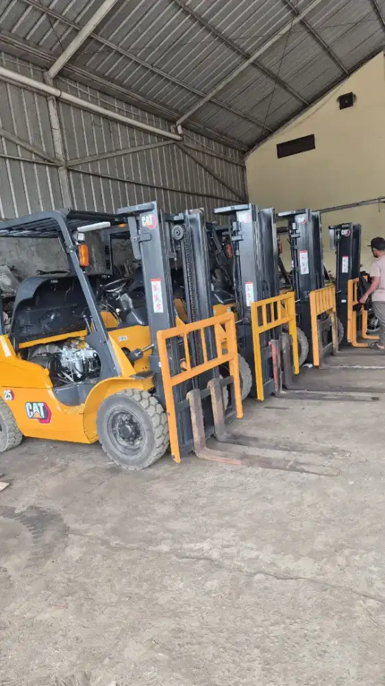Forklift 2,5 Ton CAT siap kerja 2021