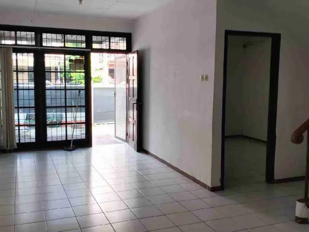 disewakan rumah 2½ lantai rapi Januar Asri siap huni 70juta/th