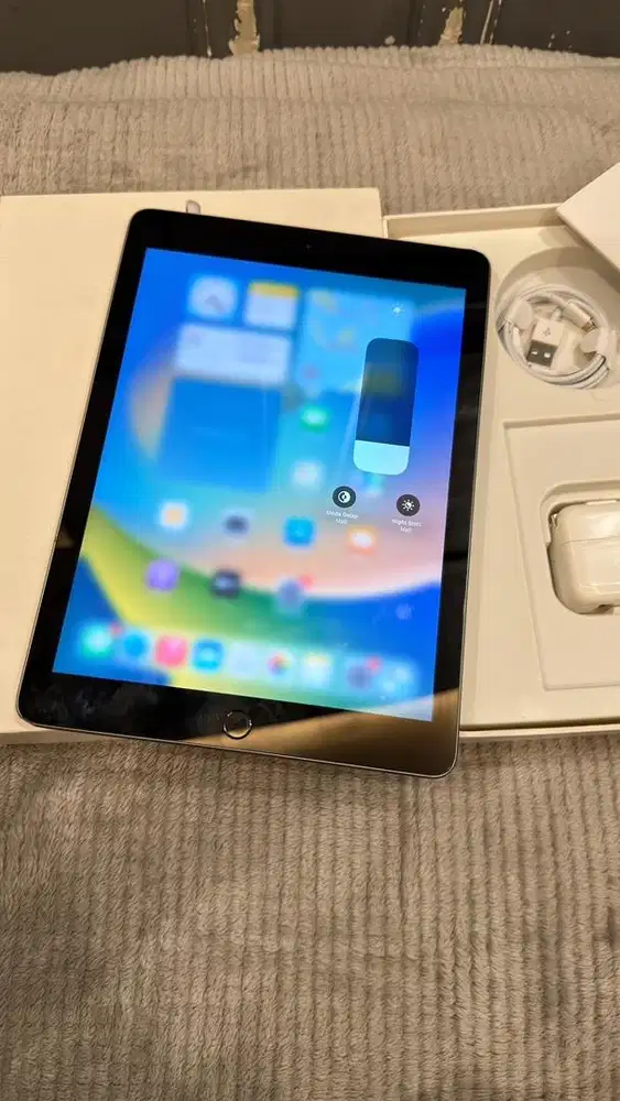 Ipad Gen 5 Grey 32GB Wifi Only lengkap