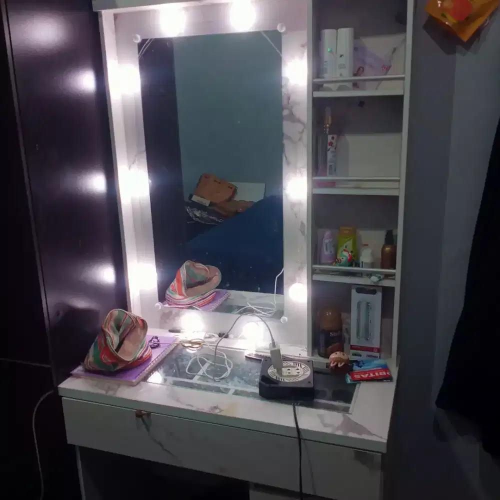 meja rias full lampu