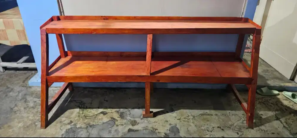 Meja display kayu