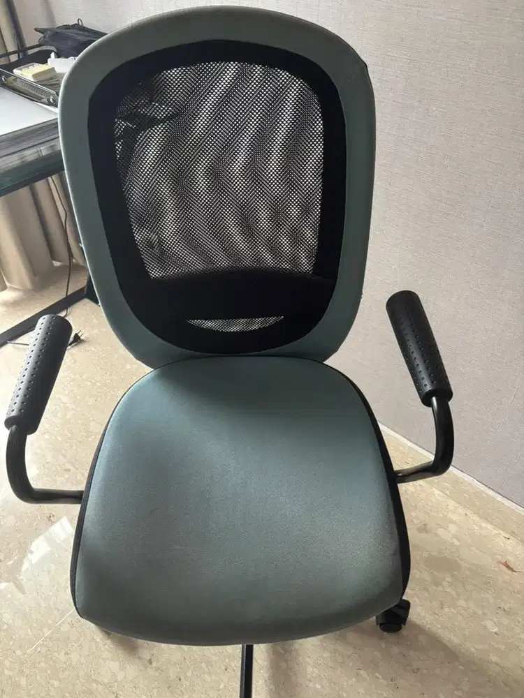 Kursi kantor bisa juga untuk kursi belajar.