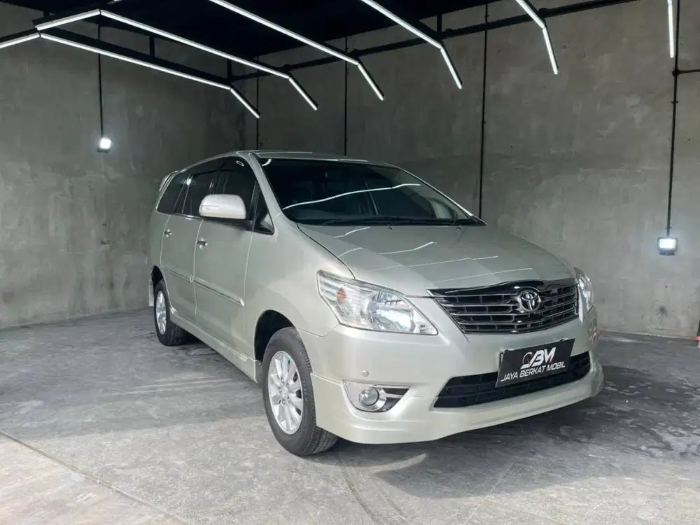 TOYOTA INNOVA 2.0 V LUXURY MT 2012