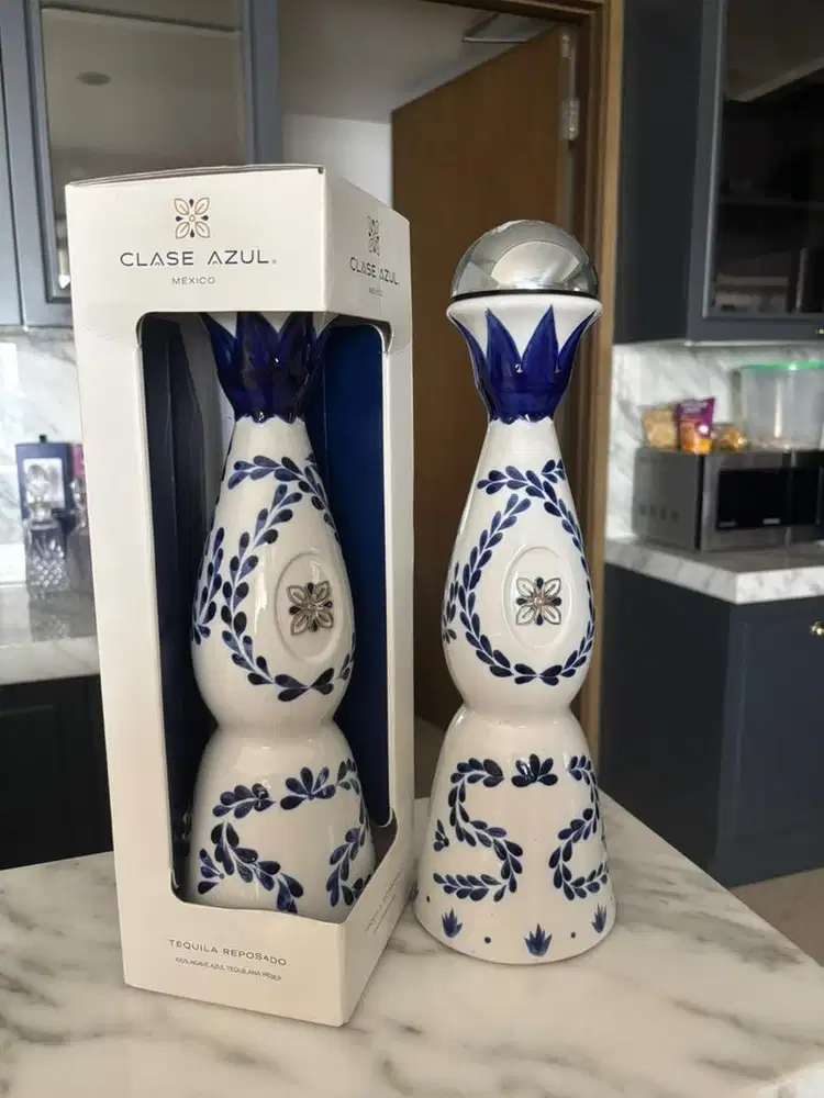 Di jual botol kosong  2 item untuk yg suka koleksi.