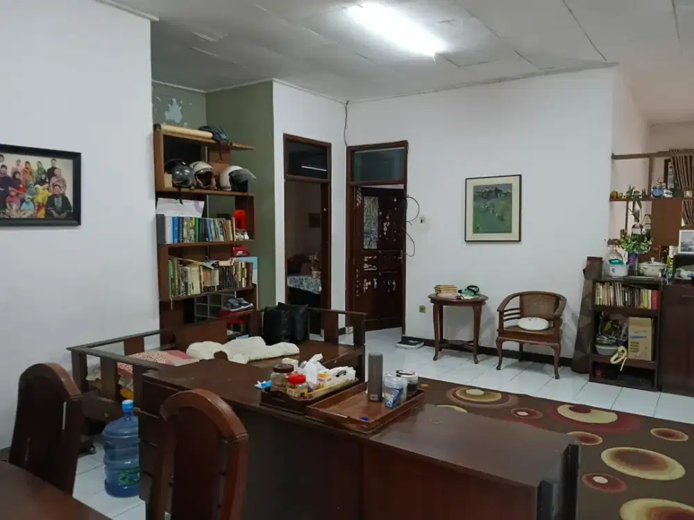 rumah lama tapi terawat harga murah di daerah sayap jalan garuda