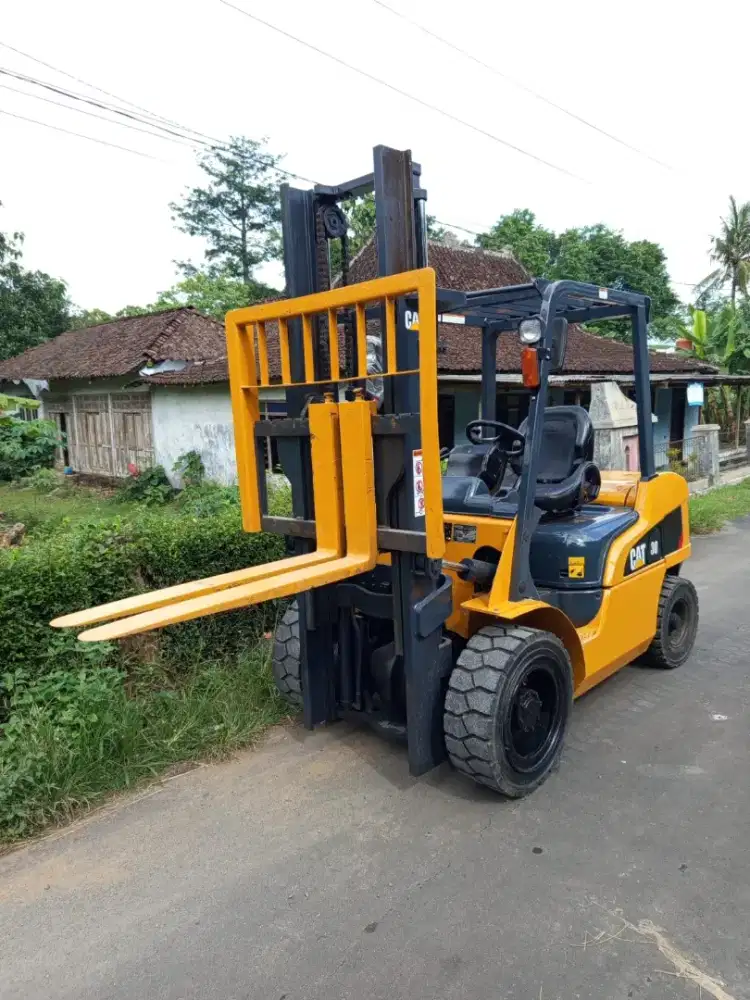 Forklift 3 Ton  Caterpillar istimewa mulus