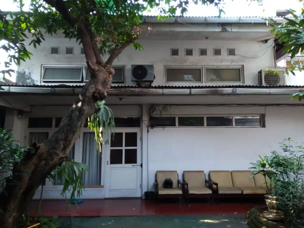 Rumah Luas, Lengkap, Siap Huni, Strategis di Kebon Jeruk, Jakarta Barat