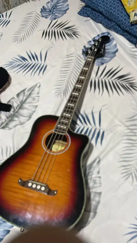 Bass accoustic electric fender kingman