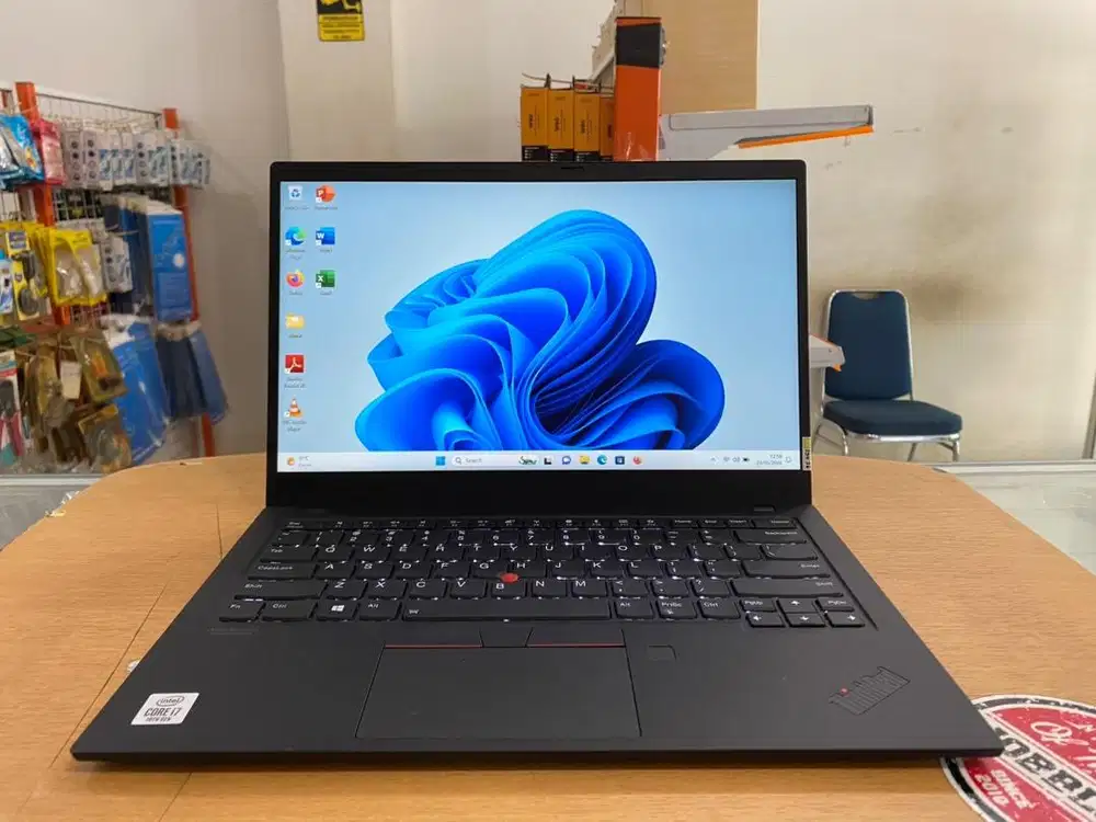 Lenovo ThinkPad X1 Carbon Core i7Gen10 Ram 16GB SSD 256GB Tipis Mulus