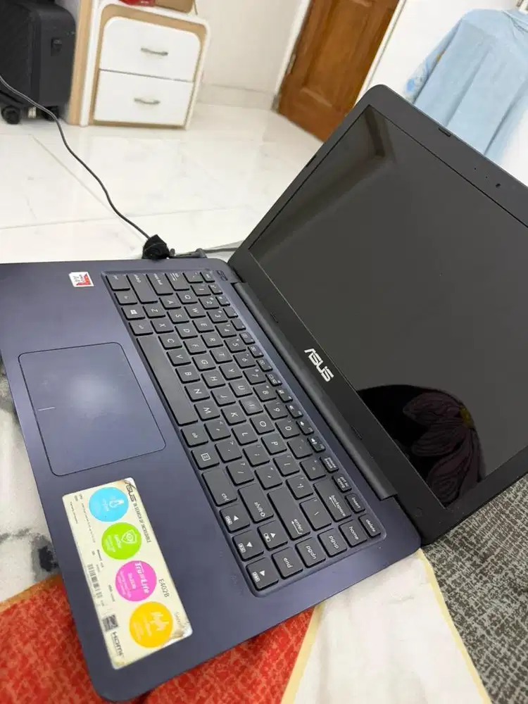 Laptop Asus E402B