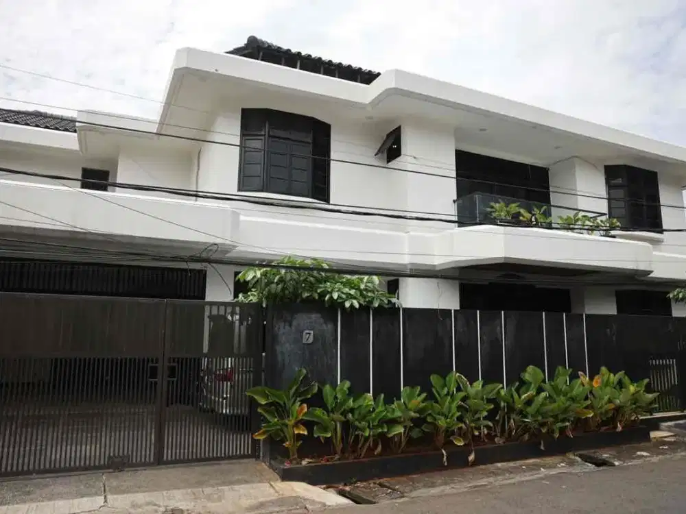 rumah besar  dua lantai jakarta selatan