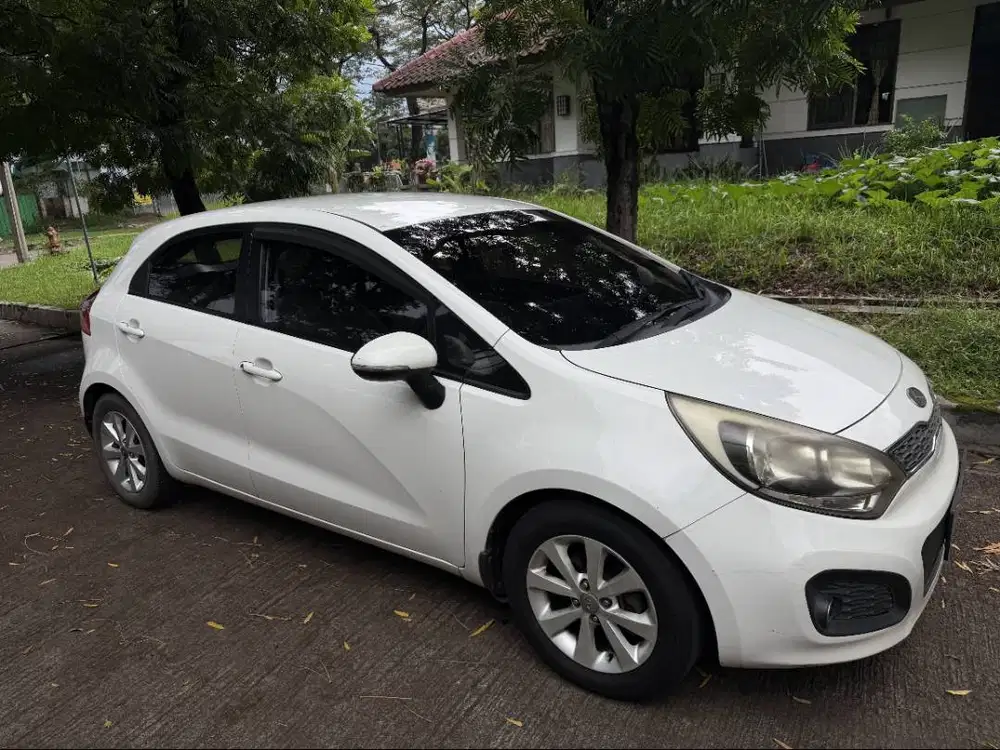 Kia Rio Hatchback 1.4 Manual 2013 Putih