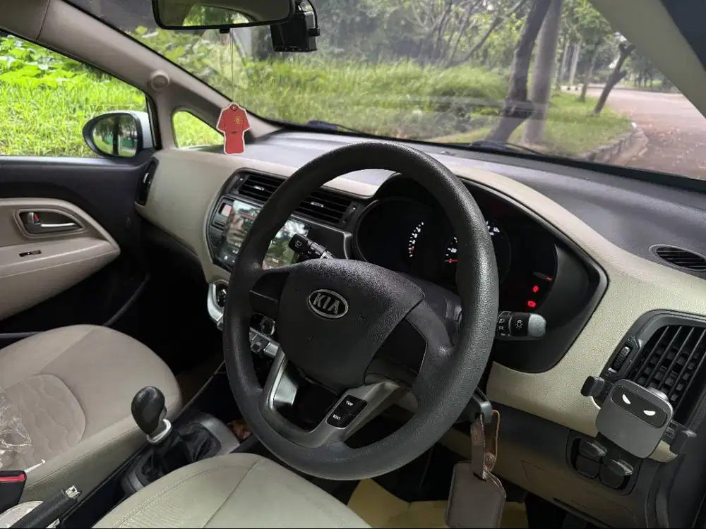 Kia Rio Hatchback 1.4 Manual 2013 Putih