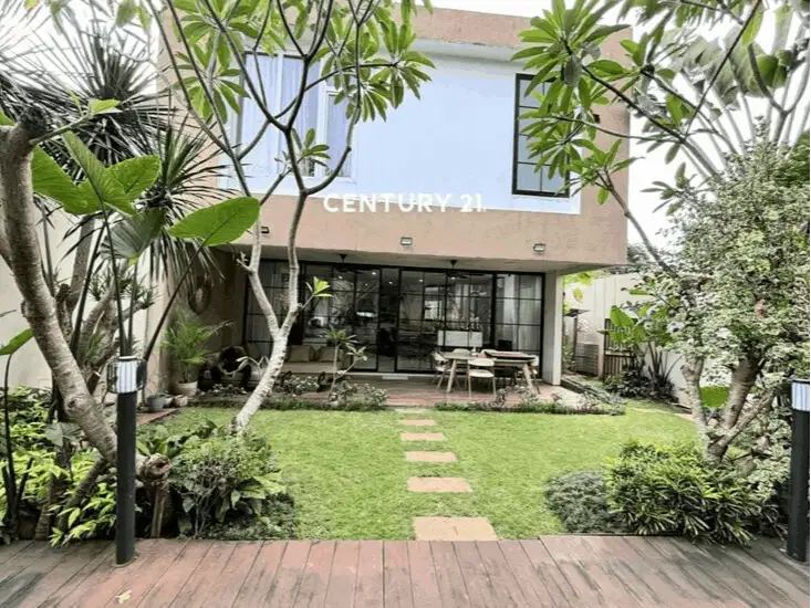 Rumah Modern Tropical Dilengkapi Dengan Swimming Pool Depan Fasum