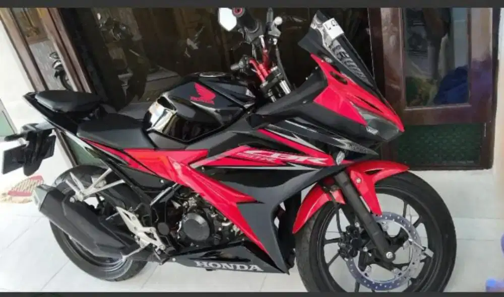 Honda CBR 150R hitam . Merah