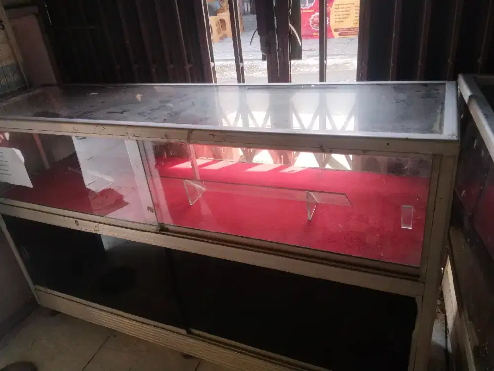 Etalase second because counter