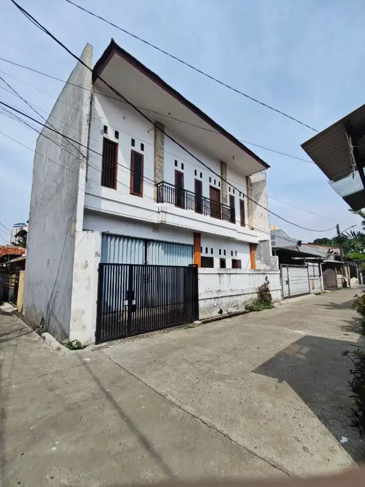 Disewakan Rumah 2 Lt di Kebayoran Lama - Harga 55 Juta per tahun
