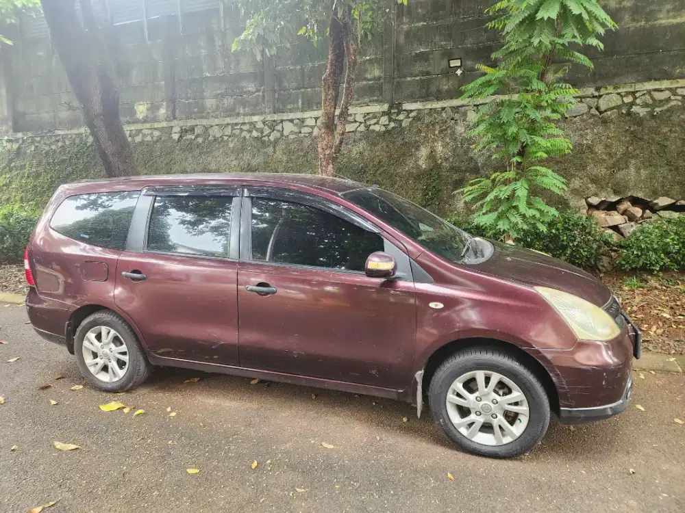 Nissan Grand Livina SV M/T 2011 Marun