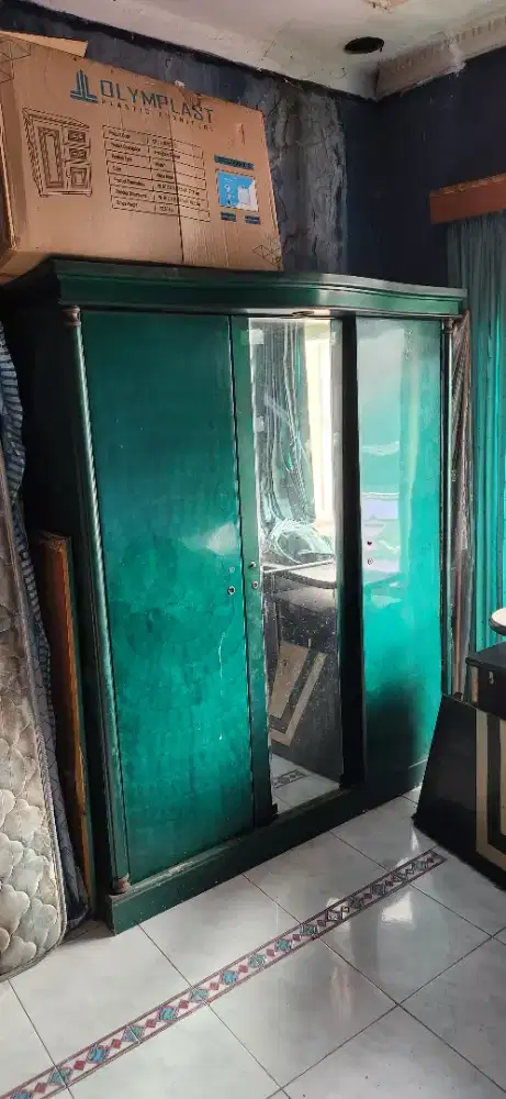 Lemari baju 3 pintu