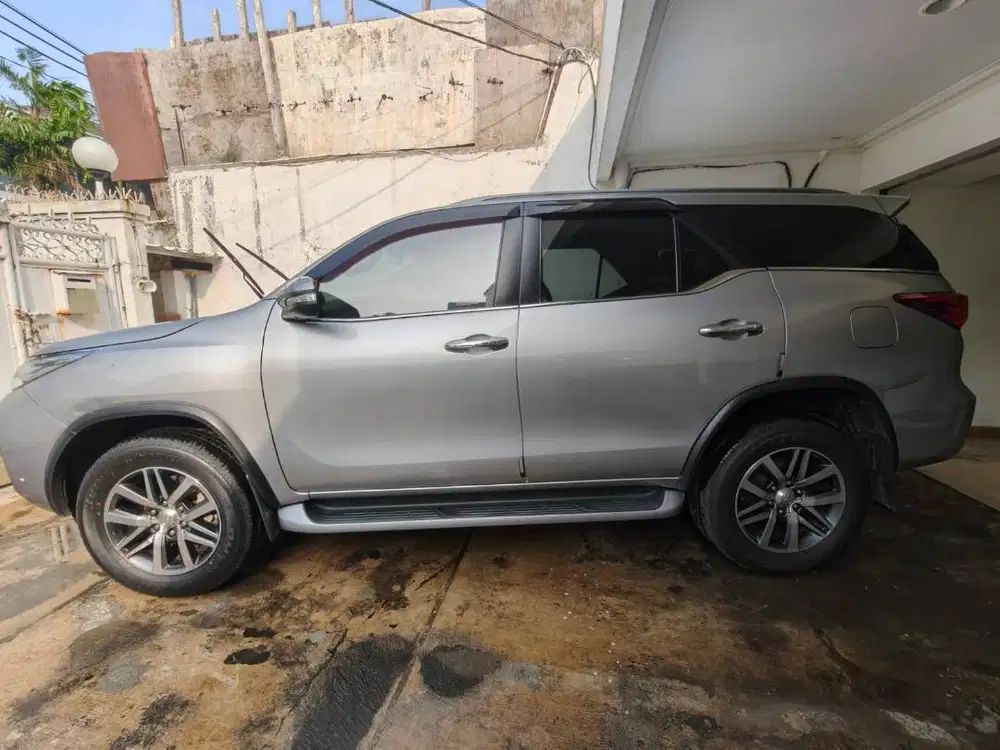 Toyota Fortuner VRZ 4x2 AT Silver Th 2017 65rb km (Pajak s/d Mar 2027)