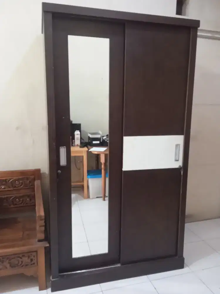 dijual Lemari pakaian 2 pintu pakai sendiri.