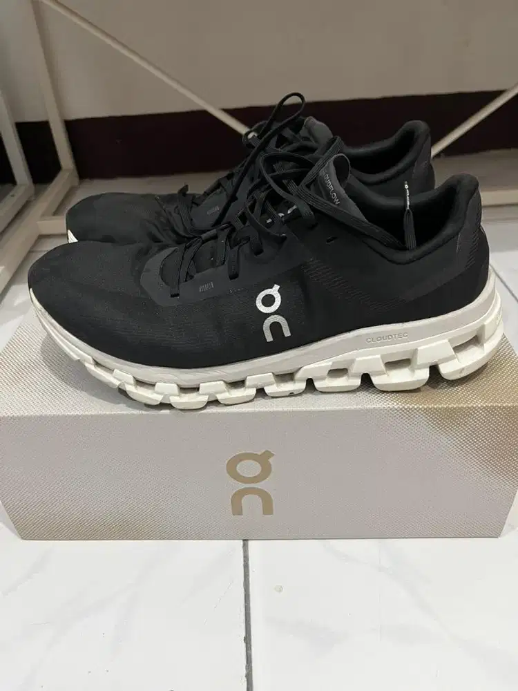 Sepatu On cloudflow 4 hitam size 43