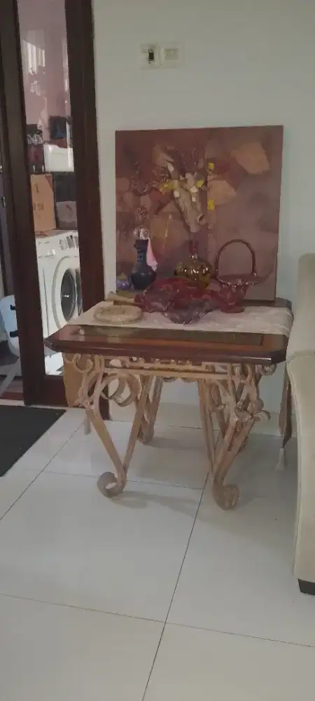 Meja kaca kaki besi tempa