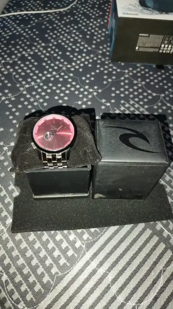 di jual jam tangan ripcurl ori ada kotak