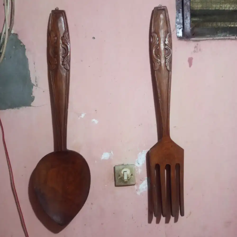 Pajangan sendok garpu kayu