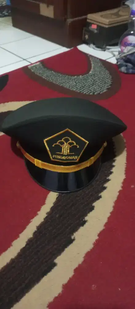 Topi dan perlengkapan nya