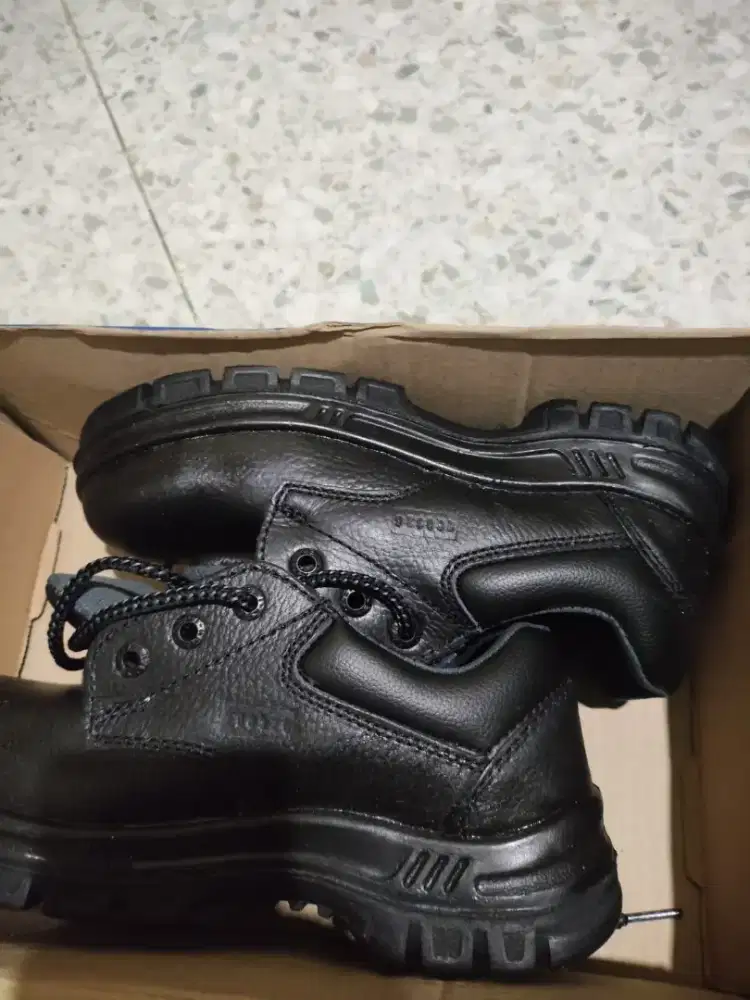 Sepatu safety KENT